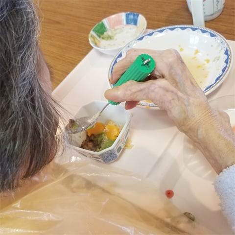 利用者様に合う食具選びの様子-3