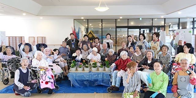 花の苗植えの様子-1