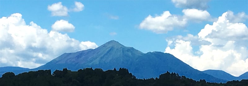 島津乃荘より望む霧島連山